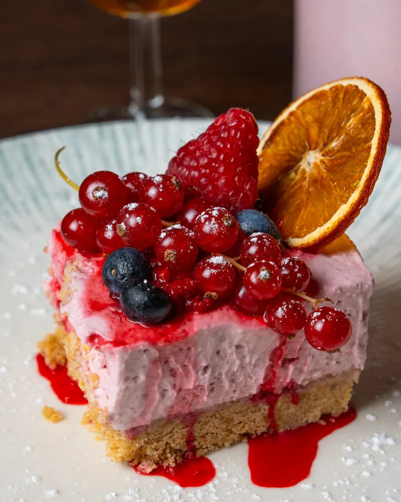 Cheesecake med hallon, vinbär och torkad apelsin