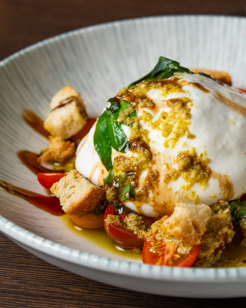 Burrata med tomatkrutonger och basilika