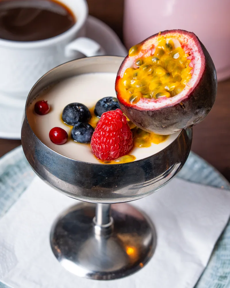 Panna cotta med hallon, blåbär och passionsfrukt