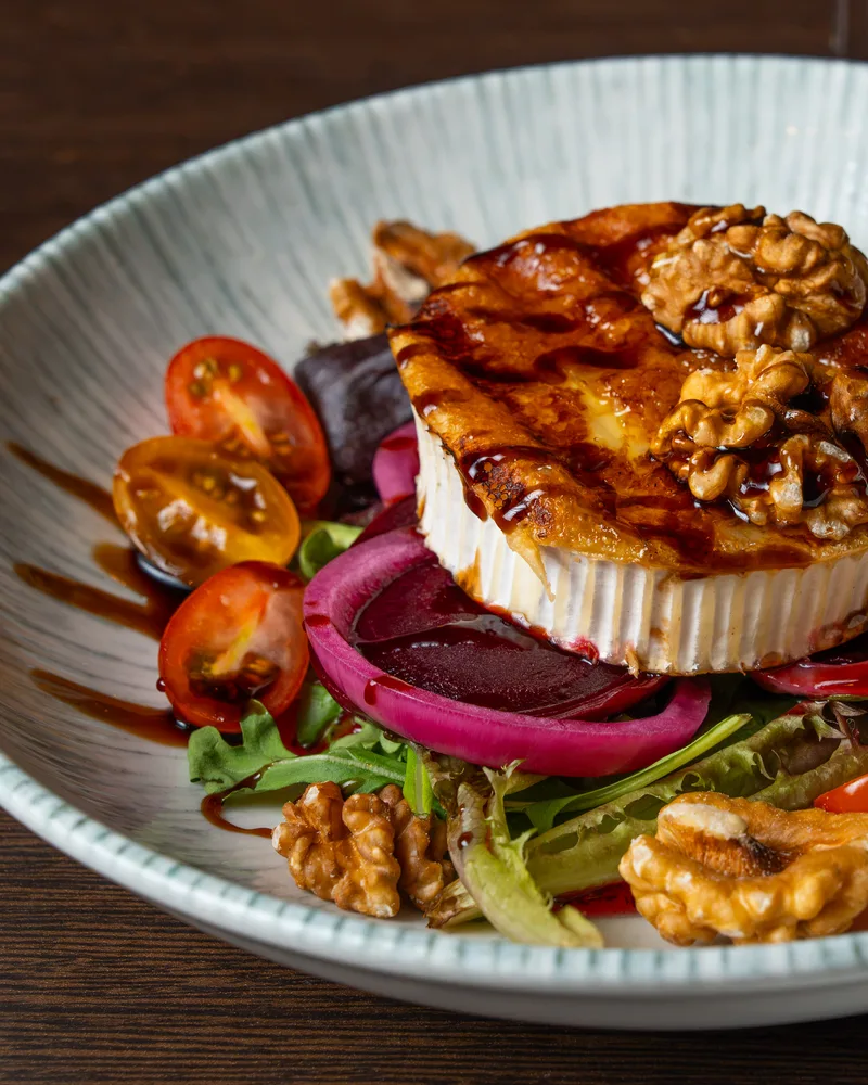 Gratinerad getost med rödbeta, valnötter och balsamico